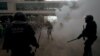 Полиция и демонстранты в аэропорту Барселоны, 14 октября 2019