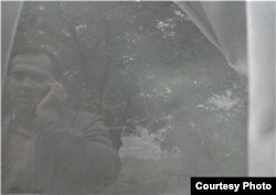 Ciprian Șerban, în timpul flagrantului la care era martor denunțător. Captură de ecran din filmarea folosită ca probă în dosar.