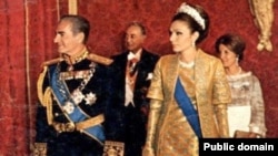 Šah Reza Muhamed Pahlavi sa suprugom - iz arhive