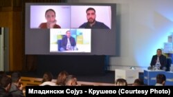 Дел од атмосферата за време на дискусиите