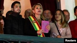 Senatorka Jeanine Anez nakon što se proglasila privremenom predsjednicom Bolivije, na balkonu predsjedničke palače, u La Pazu, Bolivija, 12. novembra 2019. 