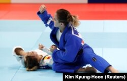 Distria Krasniqi pasi mposhti xhudisten Laura Martinez Abelenda.