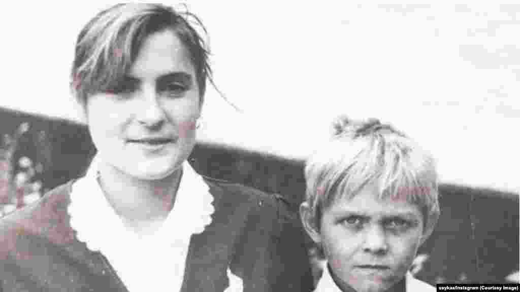 Usik s majkom 1990-ih.U djetinjstvu je obolio od upale pluća i proveo mjesece po bolnicama. Ljekari su upozorili roditelje da možda neće preživjeti. Sport mu je preporučen kao način da ojača imunitet, pa je počeo da trenira fudbal.