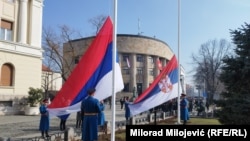 Podizanje zastava države Srbije i bosanskohercegovačkog entiteta Republika Srpska u blizini sjedišta predsjednika RS Milorada Dodika, Banjaluka, 13. februar 2025.