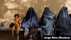 Grave afgane u kërkohet të veshin burka nën sundimin taliban.