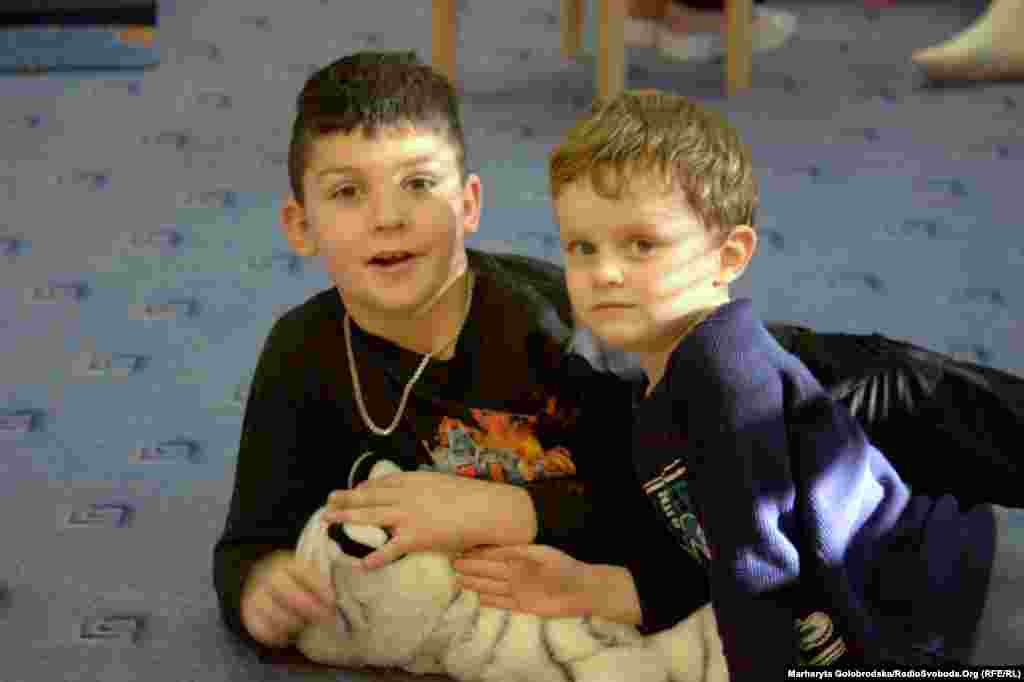 Семирічний Артем із Житомирщини та п&#39;ятирічний Михайло із Львівщини знайшли свого &laquo;домашнього&raquo; улюбленця &ndash; білого плюшевого тигра