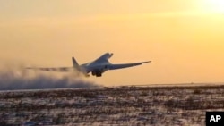 Un Tu-160, decolând dintr-o locație necunoscută, într-o fotografie publicată de ministerul rus al Apărării pe 28 ianuarie 2025.