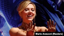 Scarlett Johansson színésznő, miután otthagyta kézlenyomatát egy hollywoodi rendezvényen 2019-ben.