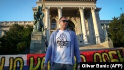 Petar Đurić ispred Skupštine Srbije tokom intervjua za AFP, 11. jul 2020.