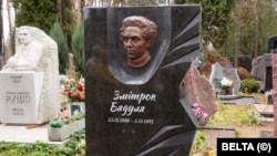 Помнік клясыку беларускай літаратуры Зьмітраку Бядулю на яго магіле ў Менску