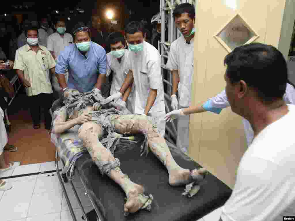 Poginulo je najmanje 25 osoba, a 14 zadobilo teške opekotine nakon erupcije vulkana. Foto: Reuters / Dowi Oblo 