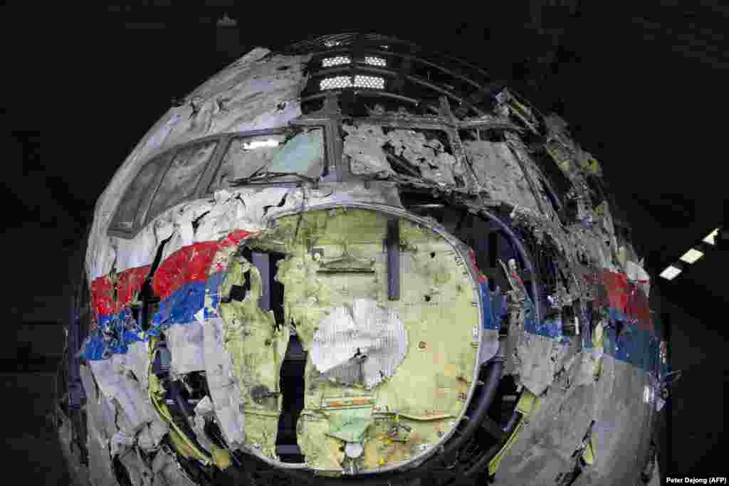 Një pamje e hundës së avionit të rrëzuar, me dëme të dukshme të shkaktuara nga predha në xhamin e kabinës së pilotëve.