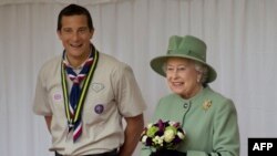 Грилс заедно с покойната кралица Елизабет Втора. Снимката е от 2012 г.