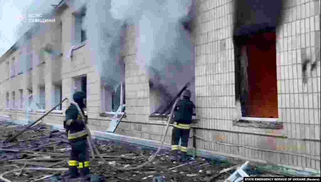 მეხანძრეები მუშაობენ 19 მარტს, უკრაინის სუმის რეგიონში, კრასნოპილის საავადმყოფოზე მიტანილი თავდასხმის შემდეგ.18 მარტის სატელეფონო ზარის შემდეგ, უკრაინასა და რუსეთში უამრავი თავდასხმა მოხდა.