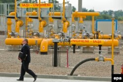 Jedan od zvaničnika korača pored pumpne stanice tokom ceremonije inauguracije moldavsko-rumunskog gasovoda Jaši-Ungeni, avgust 2021.