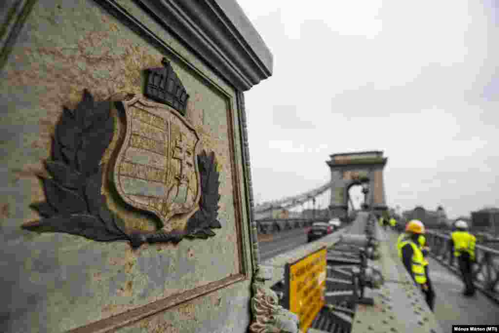 A Lánchíd egyik rozsdás eleme 2021. március 30-án. Felújítás miatt április 16-án lezárták a híd pesti hídfőjének gyalogos aluljáróját, a budai oldalon lévőt azonban a koronavírus-járvány miatt megnövekedett kerékpárforgalomra tekintettel csak két hónappal később, június 16-án zárták le.