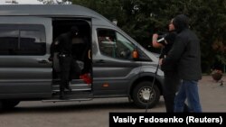 Belarusian law enforcement officers detain a journalist in central Minsk on August 27.