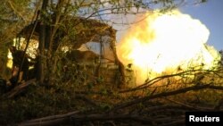 Ілюстраційне фото. Українські військові ведуть вогонь із гаубиці по російських позиціях, Донеччина, серпень 2025 року