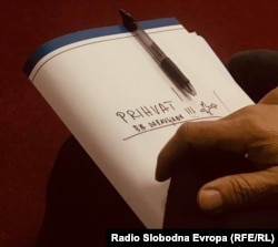 Dokument s natpisom "Povratak BA državljana" i crtežom aviona koji drži jedan od članova Interresorne grupe za izradu i provođenje Akcionog plana za prevenciju i borbu protiv terorizma na nivou Federacije BiH, tokom pres-konferencije, Sarajevo (5. mart 2020.)