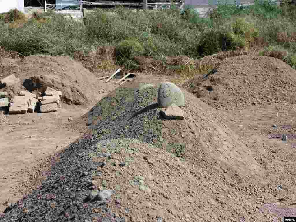  Старое кладбище в узбекском районе Мажринтау и новые захоронения. 19 июня 2010 года.