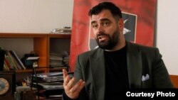 Ragmi Mustafi je na Tviteru objavio da je dobio poziv na saslušanje u Prekršajnom sudu u Vranju, zakazano za 25. mart, i da je okrivljen za kršenje zakona o zastavi Srbije - tačnije, člana koji zabranjuje isticanje zastave strane države ukoliko uz nju ne stoji zastava Srbije.