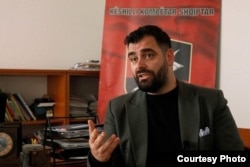 Ragmi Mustafi kaže kako je Nacionalnom savetu Albanaca važno da se osiguraju udžbenici za „važne predmete“ poput maternjeg jezika i matematike, kao i za stručne predmete u srednjim školama.