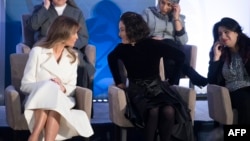 Мелания Трамп беседует с Наталией Понсе де Леон из Колумбии во время церемонии lnternational Women of Courage 