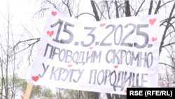 Transparent na kom piše "15.3.2025. provodim skromno u krugu porodice".