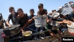 Момчета от Газа в битка за храна, 24 юли 2025 г.