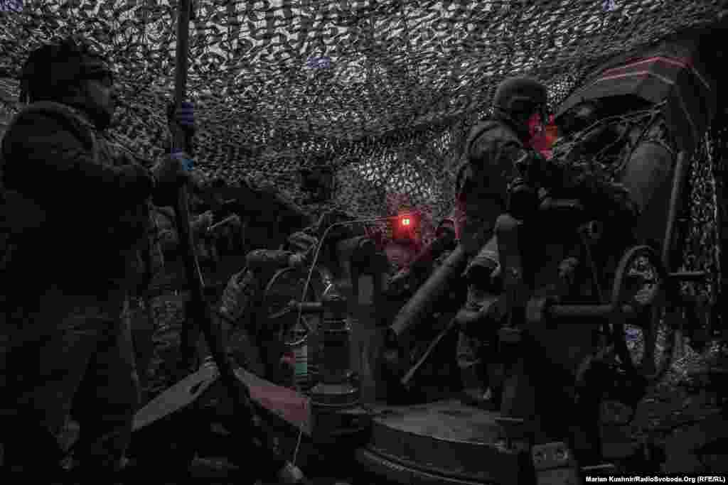 На фоне разговоров о том, что США могут прекратить поставки оружия Украине, военнослужащие украинской армии отвечают сдержанно и без паники: «Не только США помогают Украине с поставками, есть и другие зарубежные партнёры», — говорят они. Артиллеристы уверены, что им удастся продержаться ещё долго, даже если помощь со стороны США прекратится