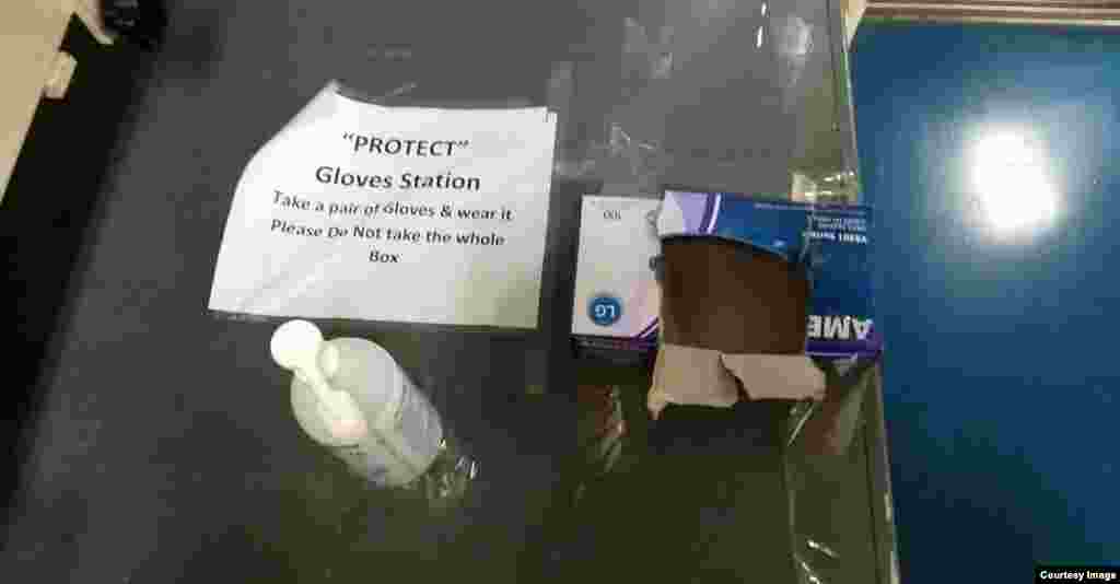 Sredstvo za dezinfekciju ruku i prazna kutija gumenih rukavica. Ove potrepštine nalaze se diljem kruzera.