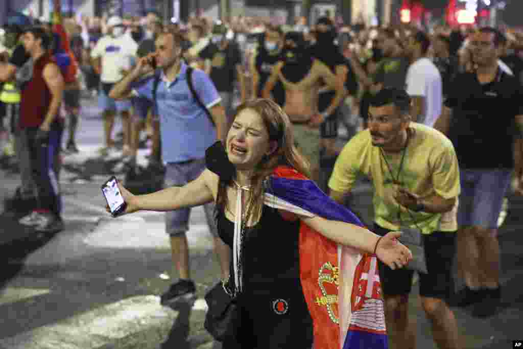Ivica Dačić belügyminiszter elmondta, hogy a rendőrség 77 embert vett őrizetbe, és június 29-én még legalább 38-an őrizetben is maradtak. Az elmúlt nyolc hónapban szerbek ezrei vonultak az utcára, hogy tiltakozzanak a Vučić-csal és a kormánnyal kapcsolatba hozott korrupció ellen, valamint követeljék az újvidéki tragédia okainak átlátható kivizsgálását és a felelősök számonkérését