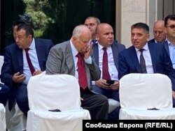 Бившият главен прокурор Никола Филчев разговаря с правосъдния министър Данаил Кирилов. На заден план - Хамид Хамид и Илхан Кючюк от ДПС.