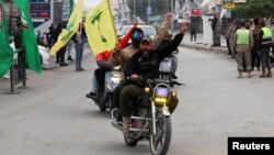 Libanezi salutând armistițiul cu steaguri Hezbollah la Tyre, pe 27 noiembrie 2024, 