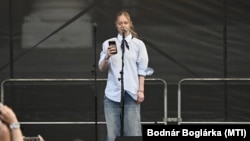 Pankotai Lili a Puzsér Róbert publicista felhívására rendezett demonstráción az Országház előtti Kossuth Lajos téren 2025. június 10-én