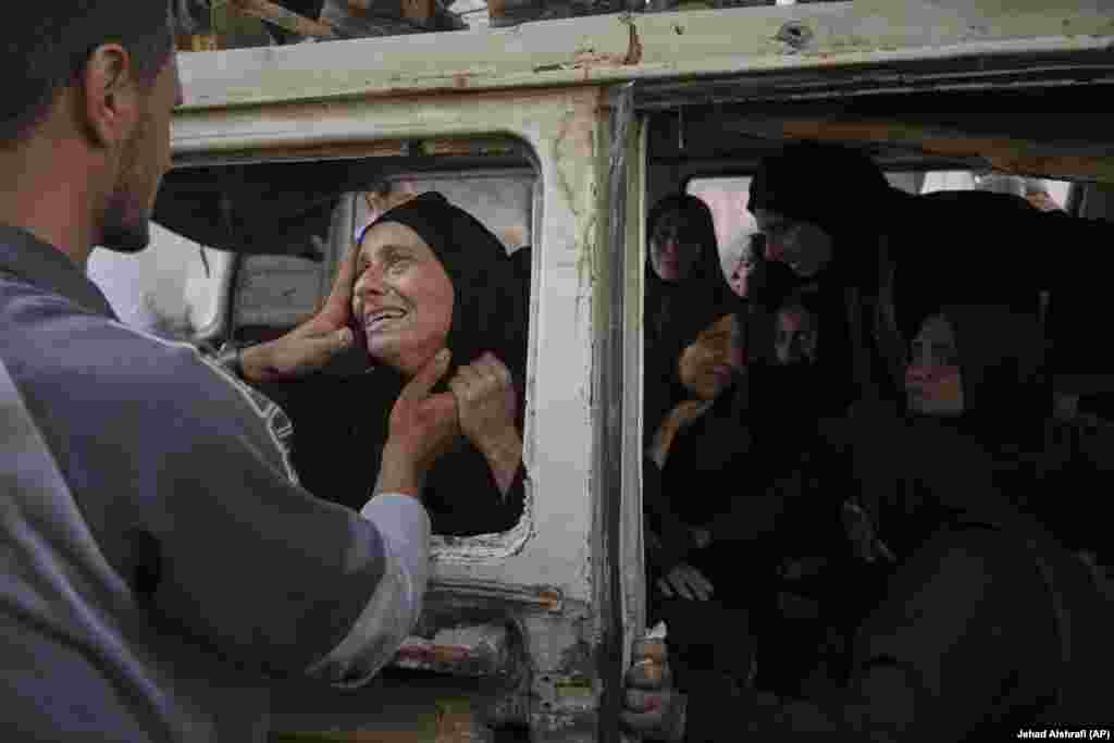 Palestinezë duke vajtuar për të afërmit e tyre, që u vranë nga një bombardim i Gazës nga ushtria izraelite, në spitalin Shifa, në Qytetin e Gazës, më 22 korrik 2025.