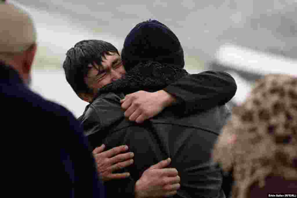 ​Утром 29 апреля в селе Аюу сошел оползень и накрыл 7 домов, в которых находились 24 человека, 9 из них &ndash; дети. Вчера, 30 апреля, поиски тел погибших были временно приостановлены из-за выпавшего снега.