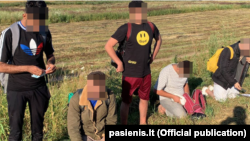 Група мігрантаў, якія спрабавалі нелегальна трапіць зь Беларусі ў Літву, ліпень 2021