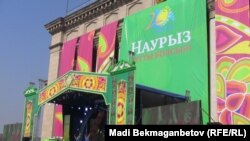 Народные гуляния на центральной площади Астана в день праздника Наурыз. Алматы, 21 марта 2011 года.