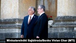 A Európai Politikai Közösség (EPC) csúcstalálkozójára érkező Orbán Viktor miniszterelnököt (b) fogadja Keir Starmer brit miniszterelnök az angliai Oxford közelében lévő Blenheim-kastélynál 2024. július 18-án