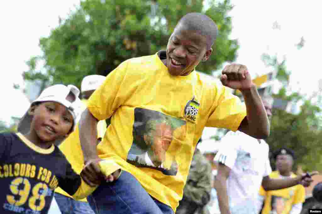 Ispred Mandeline kuće 