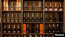 Vinuri italiene la magazinul Kabb din Roma, în martie 2025. Italienii, ca și francezii sau spaniolii, au expediat peste ocean cât au putut, înaintea eventualelor tarife ale lui Trump.