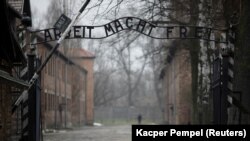Zloglasni natpis "Arbeit macht frei" (Rad oslobađa) visi iznad ulaza u logor Auschwitz