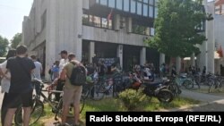 Nakon vesti o privođenjima ispred Prekšajnog suda u Novom Sadu okupila se grupa ljudi, među kojima su i studenti i profesori, 11. jun 2025.