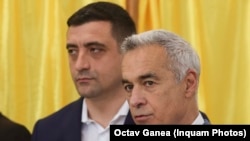 George Simion, președintele partidului AUR, și fostul candidat prorus la prezidențiale Călin Georgescu în ziua votului pentru alegerile reluate din luna mai 2025.