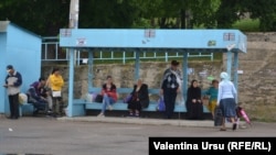 „Ei cunosc, dar își bat joc. Ei merg cu mașini, iau mașini pe degeaba, ei merg pe degeaba și-și bat joc de țăranii care muncesc. Tare își bat joc.”