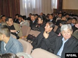 Журналисты Ермурат Бапи и Бахытгуль Макимбай (в центре), политики Булат Абилов и Толеген Жукеев на судебном процессе по делу Шаныракских событий. Алматы, 5 октября 2007 года