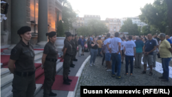 Pripadnice jedinice "Kobre" čuvaju zgradu Predsedništva Srbije