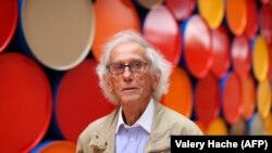 În fața monumentalei sale instalații „Mastaba" la Fundația Maeght, în ziua de deschidere a expoziției din Saint-Paul-de-Vence, 4 iunie 2019