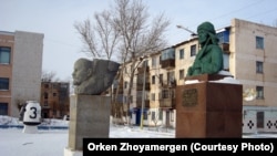 Памятники Ленину и Кейки-батыру в Аркалыке. Декабрь 2012 года.